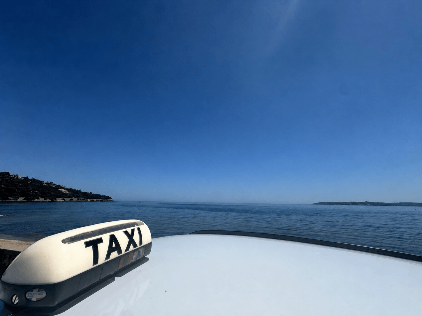 Taxi Côte d’Azur face à la Méditerranée